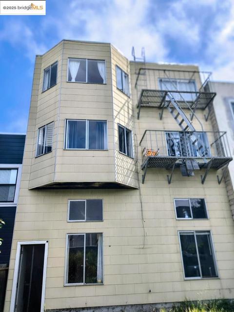 369 21st AVE, San Francisco CA: https://media.crmls.org/mediaz/36d3a3de-fd0b-4717-bee8-ed2492f25774.jpg