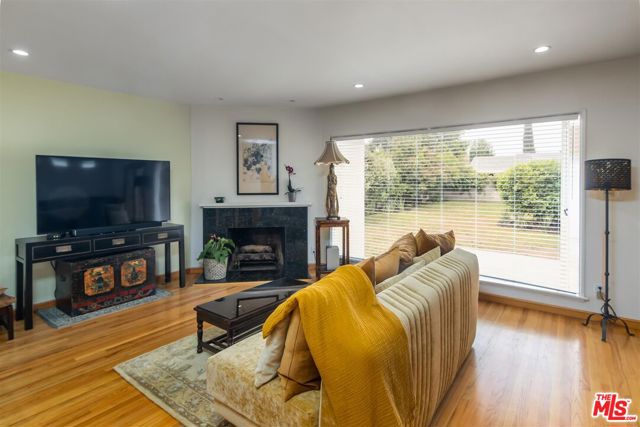 5812 Noble Avenue photo 2