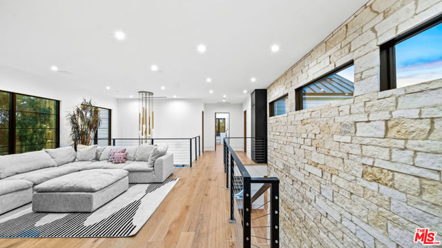 18762 Wells Drive, Tarzana CA: https://media.crmls.org/mediaz/36d4edcc-4597-430e-ab2a-c1c3e4e575bf.jpg