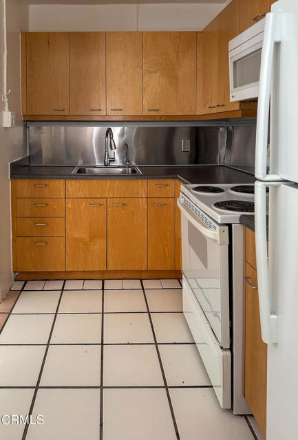 982 N Hoover Street, Silver Lake CA: https://media.crmls.org/mediaz/36d4fd9c-3e12-4d8b-8553-a267b7f92d80.jpg