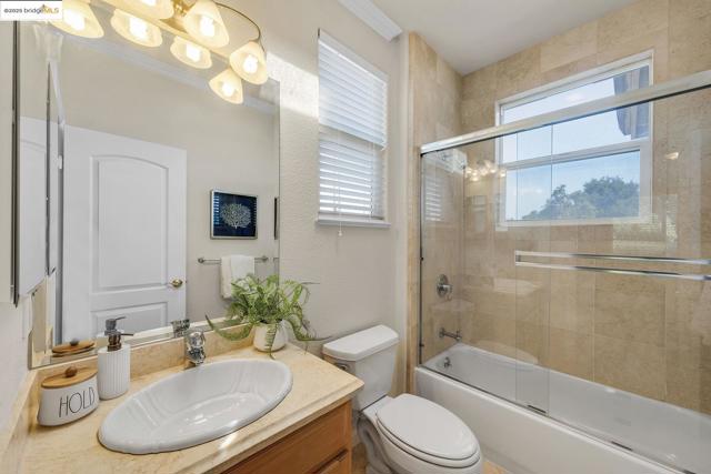 35 Amherst Ct, Menlo Park CA: https://media.crmls.org/mediaz/36d5aca1-79f3-42d1-beca-f4ef8d6139a8.jpg