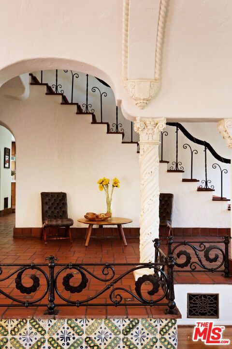 5432 Red Oak Drive, Los Angeles CA: https://media.crmls.org/mediaz/36d61161-ea15-42f4-b4aa-6c37b6f37983.jpg