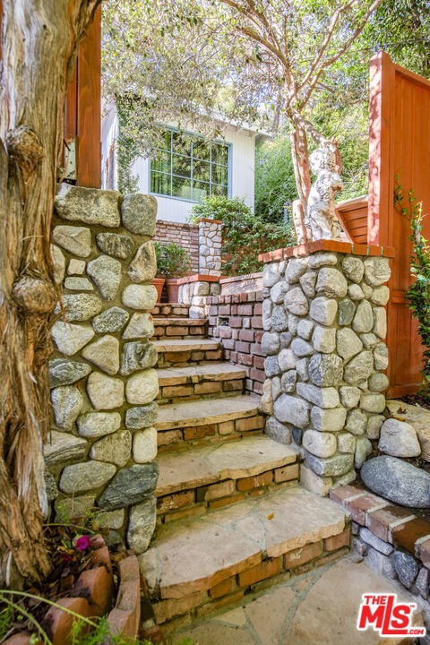 8027 Willow Glen Road, Los Angeles CA: https://media.crmls.org/mediaz/36d8c98c-3e33-4178-b5bf-55d6409c8247.jpg