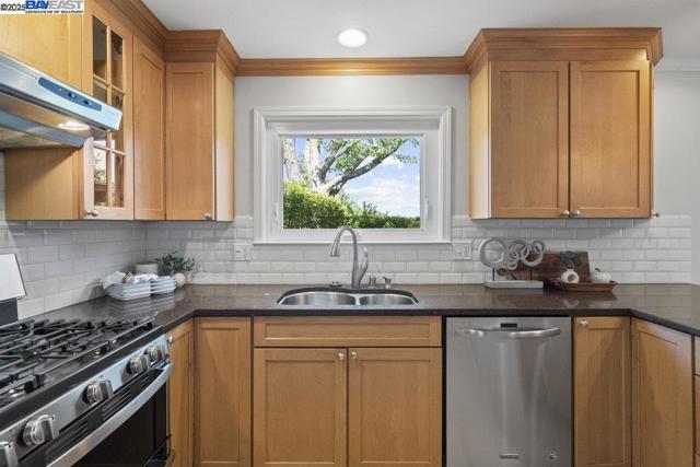 6649 Waverly Rd, Martinez CA: https://media.crmls.org/mediaz/36d9af99-5bec-4e50-a262-4ce9728b1561.jpg