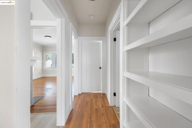 271 38Th St, Oakland CA: https://media.crmls.org/mediaz/36d9db52-d3ec-415a-b750-897fb63076b6.jpg