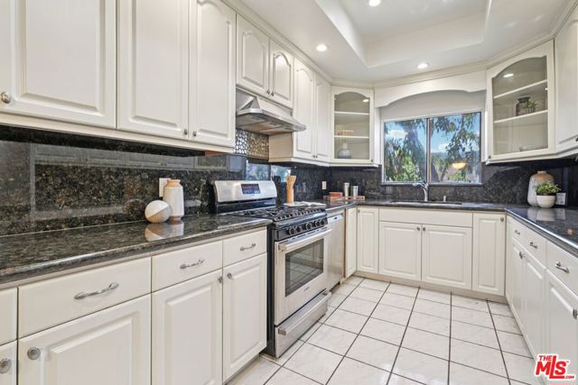 1209 Amherst Avenue, Los Angeles CA: https://media.crmls.org/mediaz/36db5546-a911-4406-bd67-078caad9f882.jpg