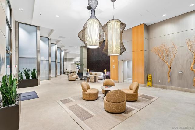 645 Front St, San Diego CA: https://media.crmls.org/mediaz/36dbfbaa-2e89-4299-9a62-93317abc5dc6.jpg