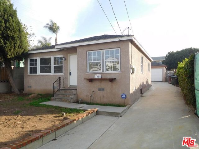 1064 AVENUE C, Redondo Beach, California 90277, 2 Bedrooms Bedrooms, ,1 BathroomBathrooms,Residential,Sold,AVENUE C,21114325