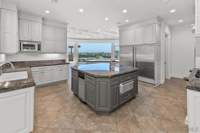 6906 Royal Birkdale Pl, Rancho Santa Fe CA: https://media.crmls.org/mediaz/36dcdff9-4610-440b-a081-9b47f78f8943.jpg