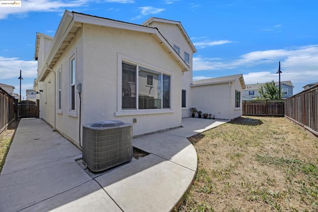 18499 Lewiston Dr, Lathrop CA: https://media.crmls.org/mediaz/36deab21-0fb5-47af-bca5-993ebd2fcc7e.jpg