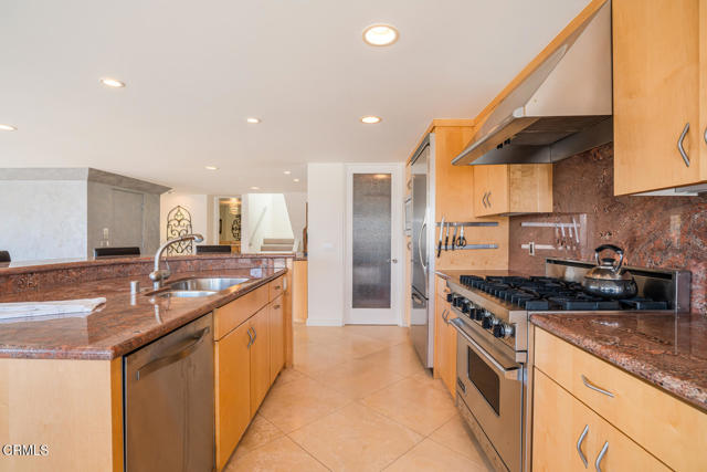 3300 Ocean Drive, Oxnard CA: https://media.crmls.org/mediaz/36dfe3b1-35c5-4efd-8acd-4a2f672d7ab2.jpg