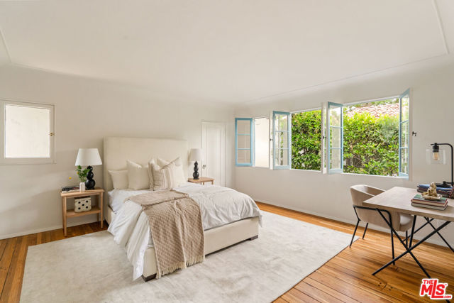 3716 Effingham Place, Los Angeles CA: https://media.crmls.org/mediaz/36e1ebf1-5339-426e-9c05-3b819818f0d5.jpg