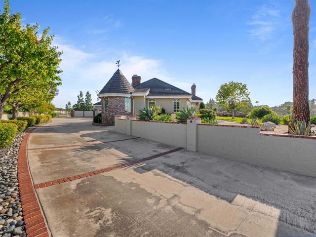 17502 Corte Lomas Verdes, Poway CA: https://media.crmls.org/mediaz/36e21536-88e4-4e7a-9d95-d5dc8e1323ac.jpg