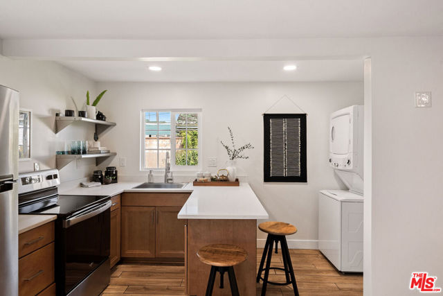 5748 7th Avenue, Los Angeles CA: https://media.crmls.org/mediaz/36e2e984-27b6-44fa-8cac-2881e265cfcb.jpg