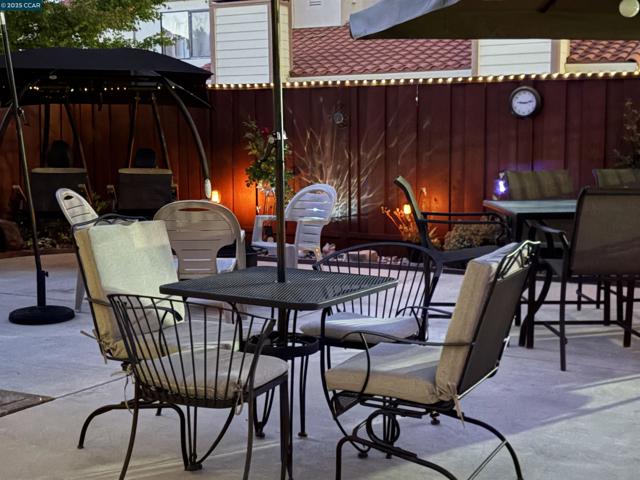 9 Aquamarine Ct, Hercules CA: https://media.crmls.org/mediaz/36e343dd-121d-4f6f-863d-836c1dc13f1a.jpg