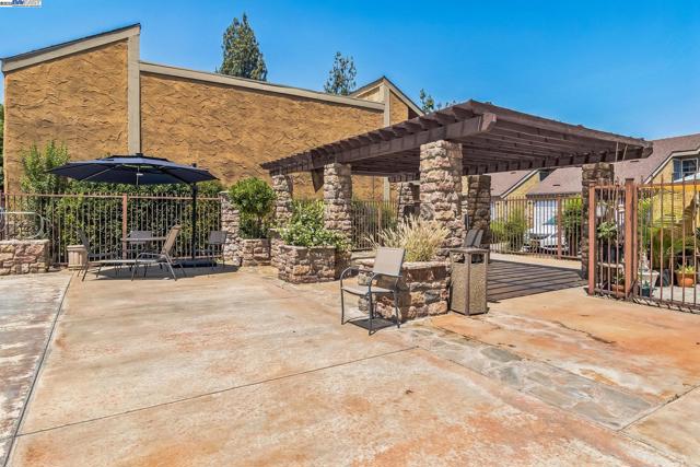 7166 N Fruit Ave, Fresno CA: https://media.crmls.org/mediaz/36e39f24-a1c7-44e2-9e46-ed671e22b109.jpg