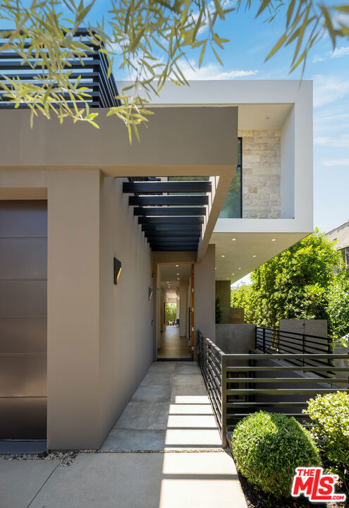 8356 W 4th Street, Los Angeles CA: https://media.crmls.org/mediaz/36e450df-7405-4730-be1e-54891e1763d6.jpg