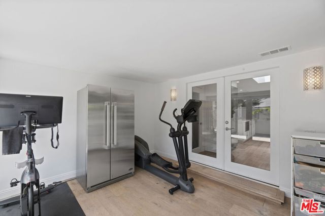 207 10th Street, Santa Monica CA: https://media.crmls.org/mediaz/36e472a2-ff7b-4e10-aa65-d0359aba3f84.jpg