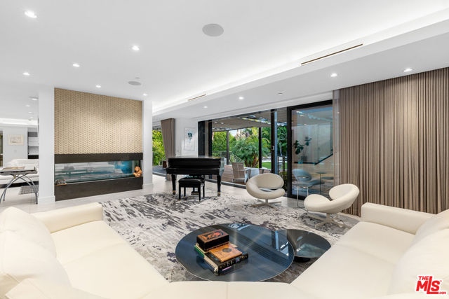 13524 D'Este Drive, Pacific Palisades CA: https://media.crmls.org/mediaz/36e59b94-be9a-4a8b-8a6a-dee36e602161.jpg