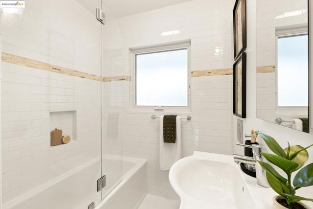 2941 Madeline St, Oakland CA: https://media.crmls.org/mediaz/36e5cd5c-24f1-4ba7-bd71-915cecd48858.jpg