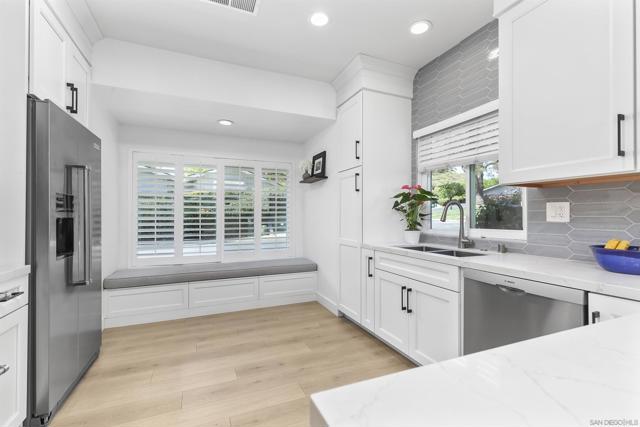 2071 Caminito Circulo Norte, La Jolla CA: https://media.crmls.org/mediaz/36e71c47-15b7-4a65-9e5a-3c67499f0601.jpg
