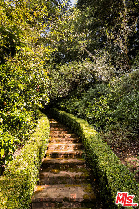 https://media.crmls.org/mediaz/36e72455-08bc-4430-aee2-1a0b28dbdeb8.jpg?preset=X-Large