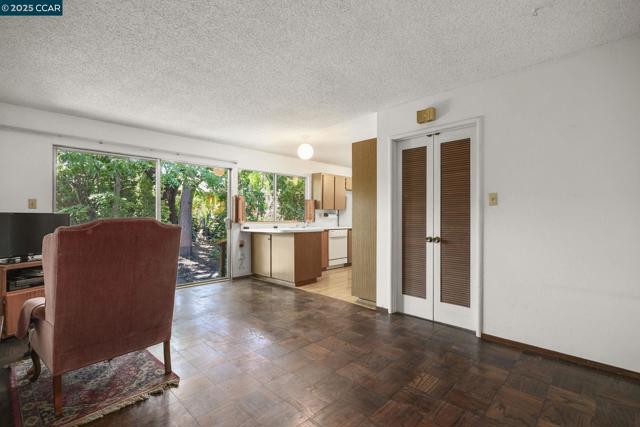 2054 Newton Way, Concord CA: https://media.crmls.org/mediaz/36e8039b-c157-44fd-8f6d-9ddc0628a9e4.jpg