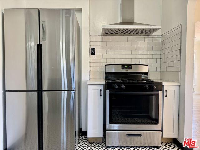 2927 S West View Street, Los Angeles CA: https://media.crmls.org/mediaz/36e90ea7-cabd-43a3-a2f0-9cab0c0cb961.jpg