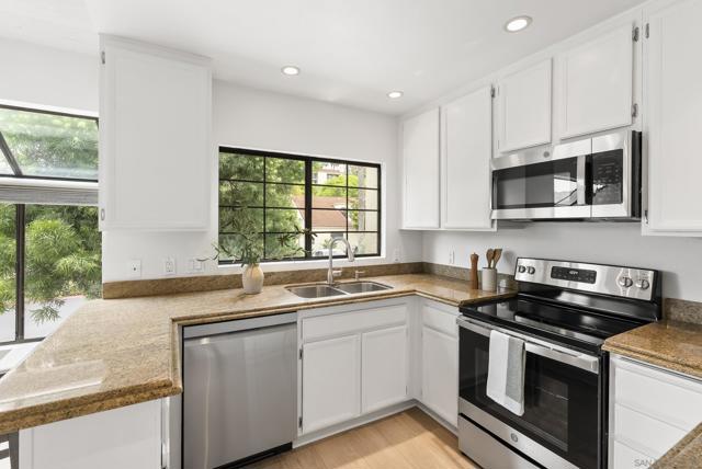 3133 Vista Rica, Carlsbad CA: https://media.crmls.org/mediaz/36e9b735-e350-42ca-a0fa-cb29d8e234fb.jpg