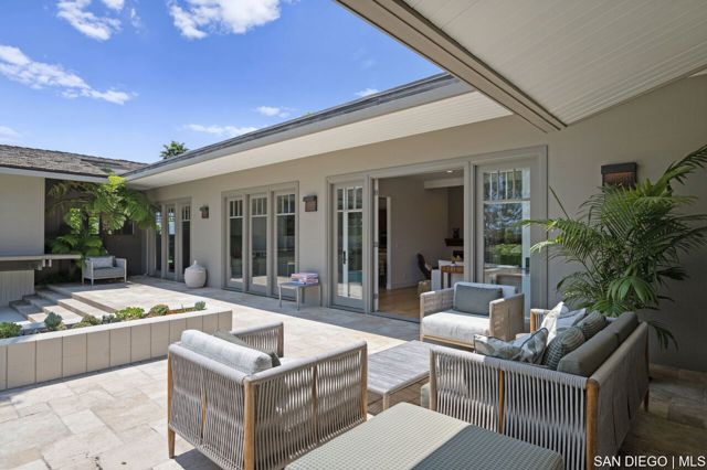 5931 Citadel CIR, La Jolla CA: https://media.crmls.org/mediaz/36eb11cd-dbf4-43f0-aaf2-1486cb5b88d3.jpg