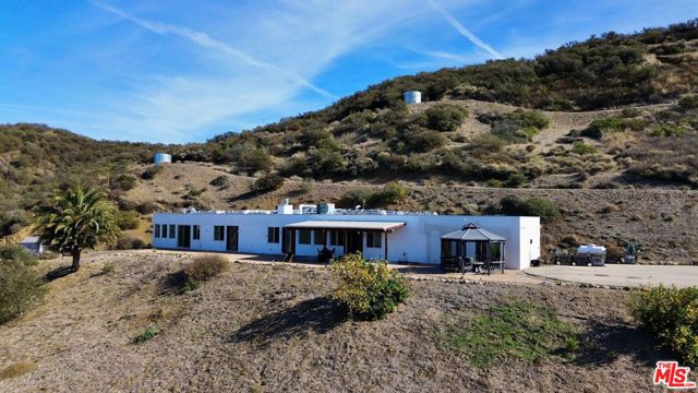 11077 Pacific View Drive, Malibu CA: https://media.crmls.org/mediaz/36ebcab0-c0f8-49f1-9fae-5034a3aae585.jpg