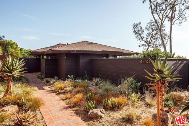 4260 Sea View Lane, Los Angeles CA: https://media.crmls.org/mediaz/36ebd1a3-4f94-4c45-b197-cb02c53691ca.jpg