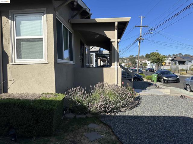 1937 87th Avenue, Oakland CA: https://media.crmls.org/mediaz/36ec2c9b-9cc8-46fb-bbf0-548275073baf.jpg