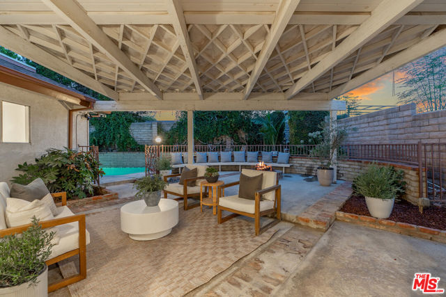 10037 Sunnybrae Avenue, Chatsworth CA: https://media.crmls.org/mediaz/36ec3bd9-48f3-425d-8075-0367e3ea0816.jpg