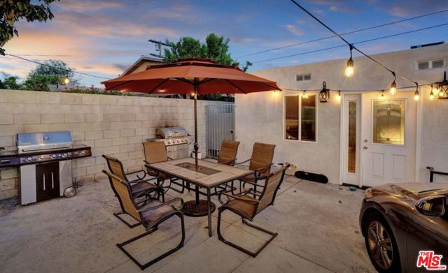 1946 W 39th Street, Los Angeles CA: https://media.crmls.org/mediaz/36ed1625-3e97-45a9-b9b4-5ceaaf3e1adb.jpg