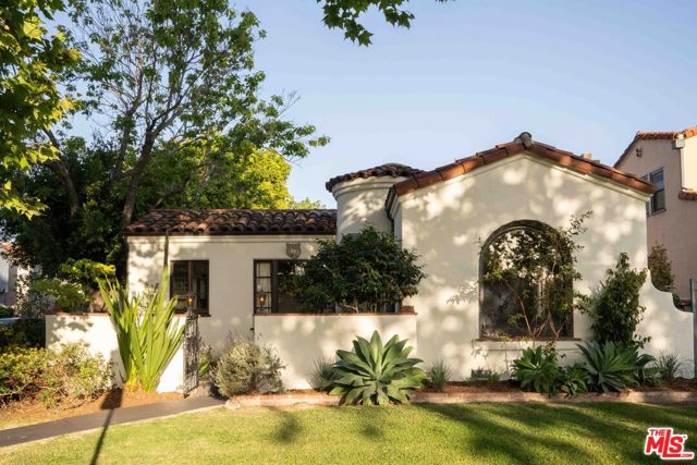 4331 4th Avenue, Los Angeles CA: https://media.crmls.org/mediaz/36ed2942-1eca-4fa4-8714-4085ff0596f4.jpg