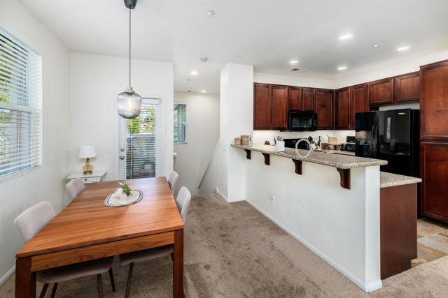 Detail Gallery Image 12 of 31 For 451 Avenida De La Luna, Vista,  CA 92083 - 2 Beds | 2 Baths