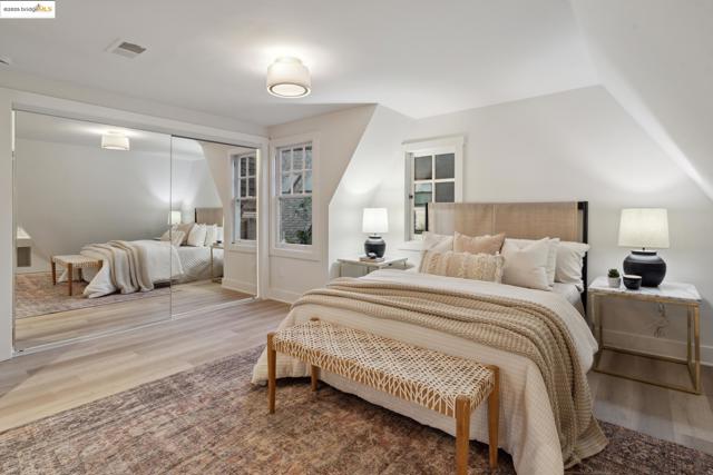 924 Trestle Glen Rd, Oakland CA: https://media.crmls.org/mediaz/36ef1064-e9d0-4102-93b4-2a4d4f3137b7.jpg
