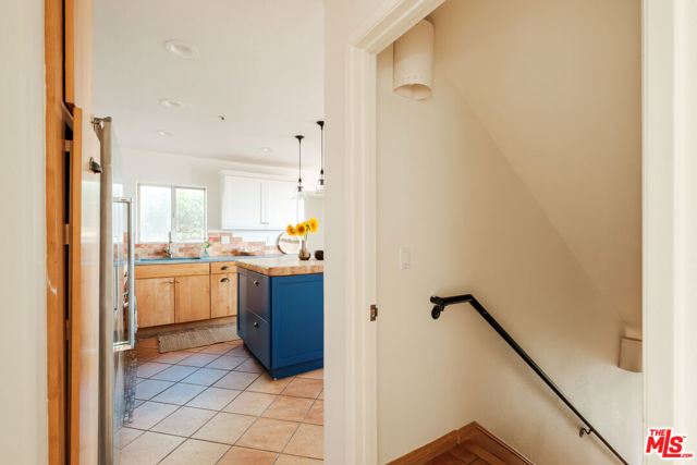 3029 Sequit Drive, Malibu CA: https://media.crmls.org/mediaz/36ef33ec-e396-46af-8909-870bf6492e72.jpg