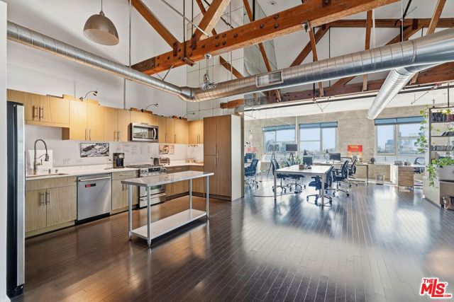 530 S Hewitt Street, Los Angeles CA: https://media.crmls.org/mediaz/36ef8a29-7ef0-48bb-bfec-40f2d4aa3664.jpg