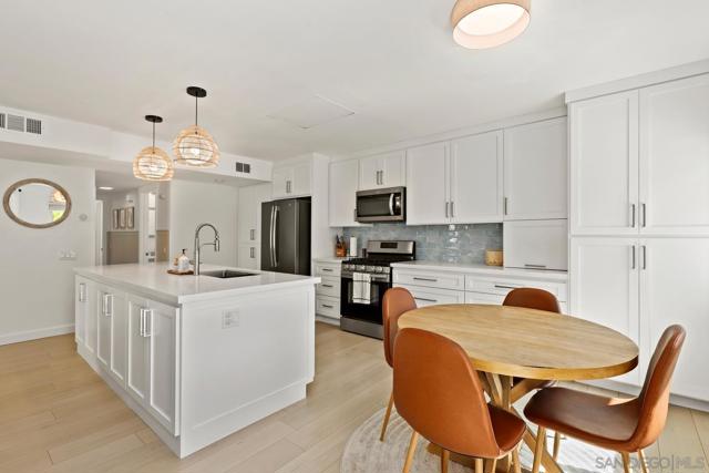 568 Carrie Cir, San Marcos CA: https://media.crmls.org/mediaz/36ef8b62-91fc-40ce-b7bc-7e7f5d5d12eb.jpg