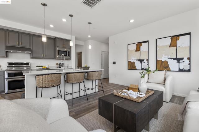 2818 Fifth Street, Alameda CA: https://media.crmls.org/mediaz/36f01eff-2255-48d5-ac11-a724e2d90486.jpg
