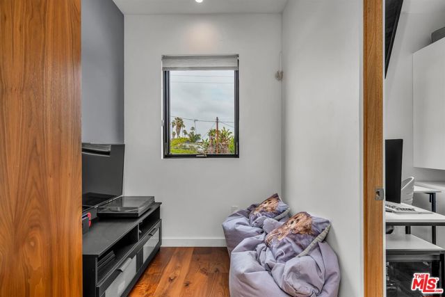749 Oxford Ave Avenue, Venice CA: https://media.crmls.org/mediaz/36f045a9-fc8e-4da5-b937-a465a2f16331.jpg