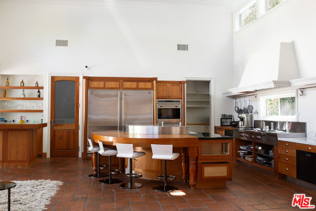 1031 Cove Way, Beverly Hills CA: https://media.crmls.org/mediaz/36f07478-34bf-4bce-a85e-123042b513d8.jpg