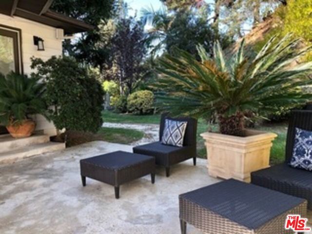 8049 Briar Summit Drive, Los Angeles CA: https://media.crmls.org/mediaz/36f07d23-68ee-4447-b3d5-fc0268a8a59c.jpg