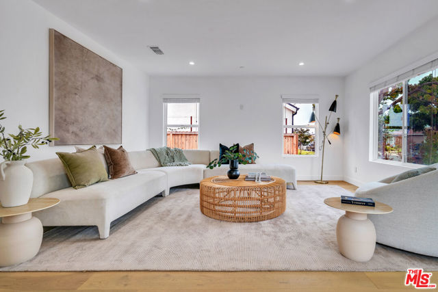 7832 Croydon Avenue, Los Angeles CA: https://media.crmls.org/mediaz/36f0c95f-9009-4389-80a2-d5fcd27760bd.jpg