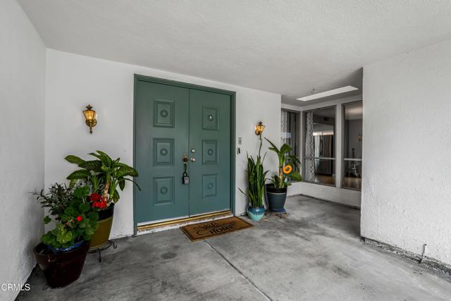 1215 Lawrence Way, Oxnard CA: https://media.crmls.org/mediaz/36f25400-66ad-4595-9e51-85cb60380d8f.jpg