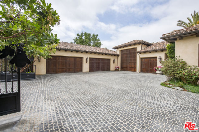 427 La Marina Drive, Camarillo CA: https://media.crmls.org/mediaz/36f29e21-9f87-4430-840d-47764ea1d01d.jpg