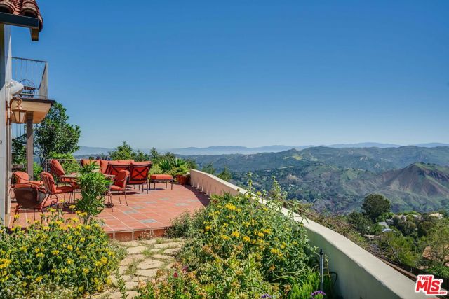 2303 Tuna Canyon Road, Topanga CA: https://media.crmls.org/mediaz/36f33555-7e23-4212-b066-71e51355c3e9.jpg