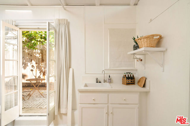 522 Altair Place, Venice CA: https://media.crmls.org/mediaz/36f41347-7ccd-492e-8e73-fa9b34a491f1.jpg